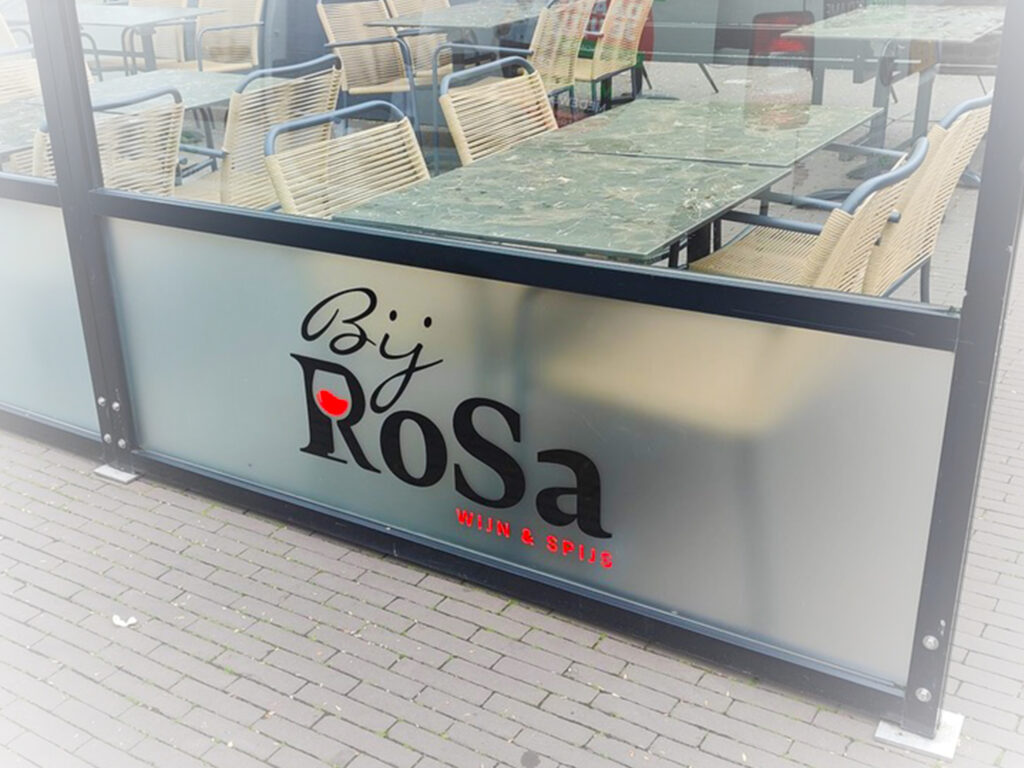 Bij rosa raam